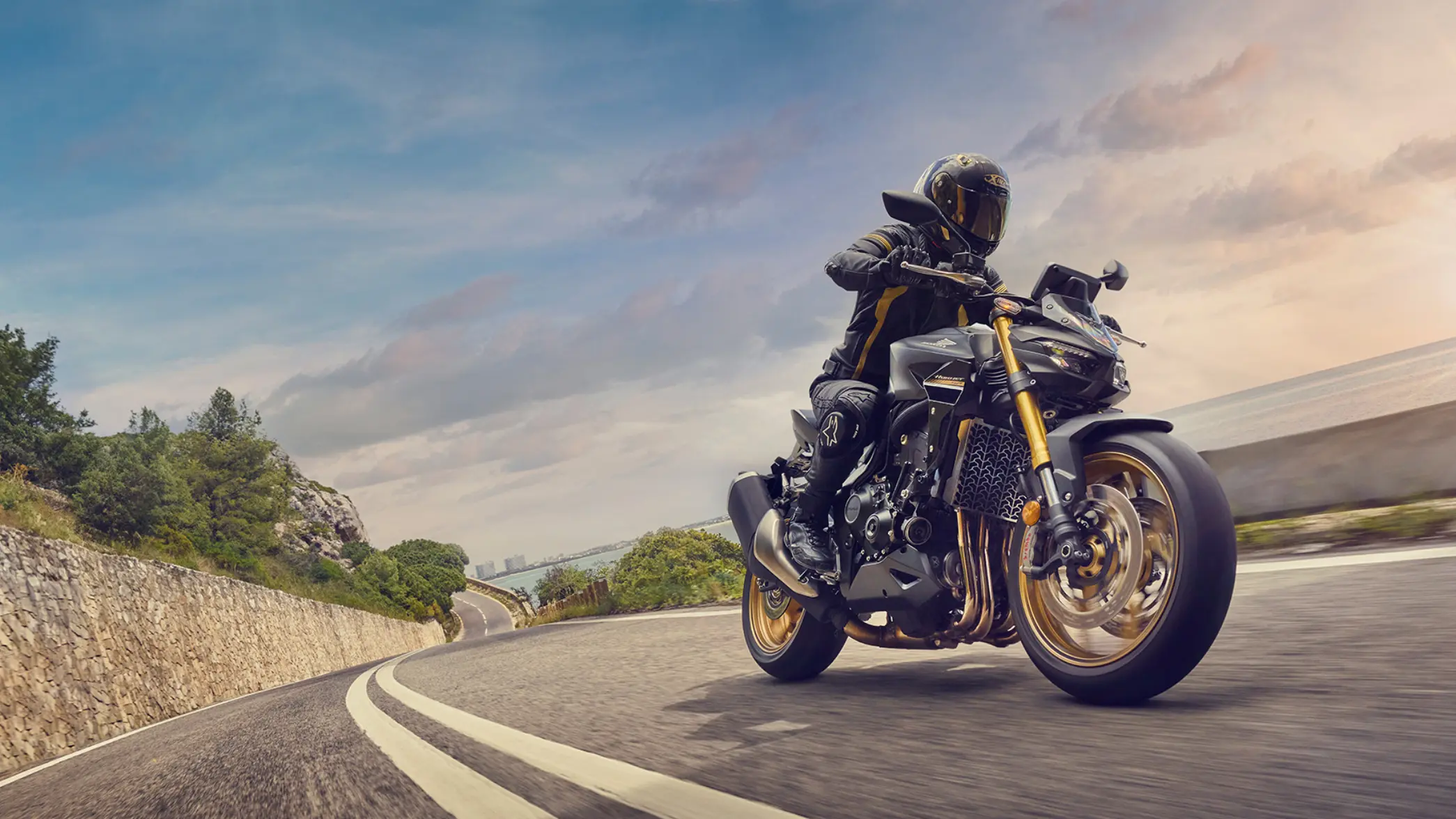 2025 CB1000 Hornet front three quarter dynamic shot