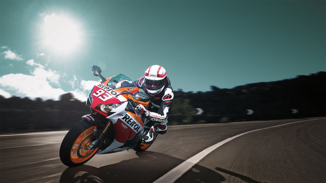 Pohľad na tri &scaron;tvrtiny prednej časti vozidla Honda CBR1000RR Fireblade na dr&aacute;he.