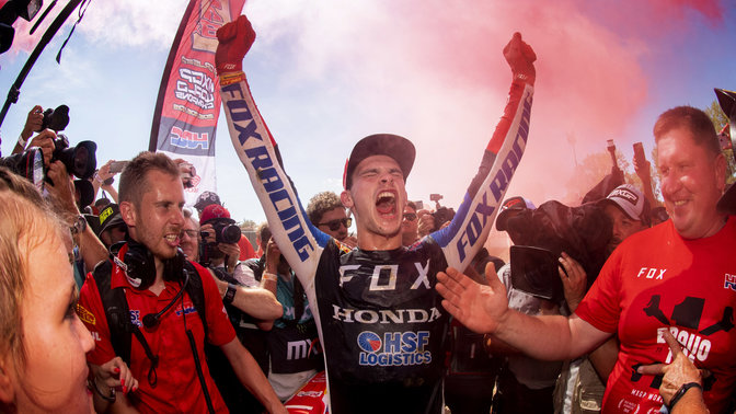 Jazdec na motocykli Honda v pretekoch MXGP oslavuj&uacute;ci v&iacute;ťazstvo.