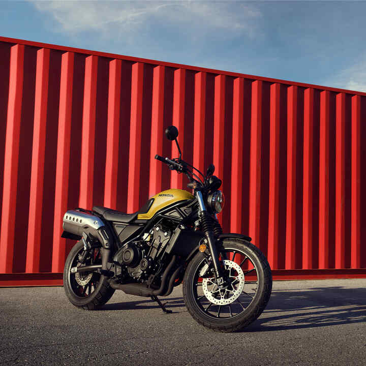 Trojštvrťový pohľad spredu na model Honda CL500