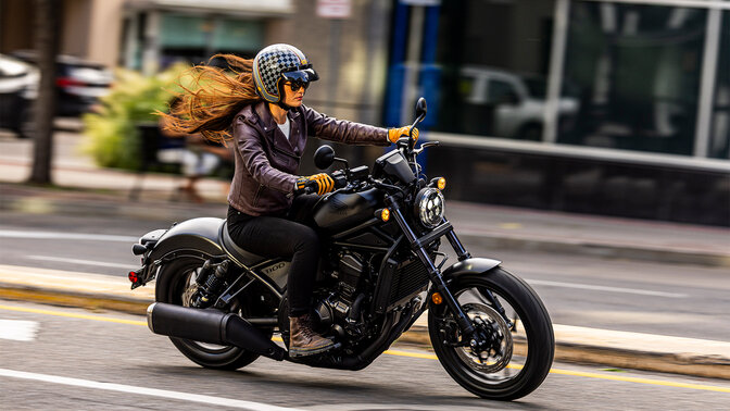 Dynamický záber z boku na model CMX1100 v meste