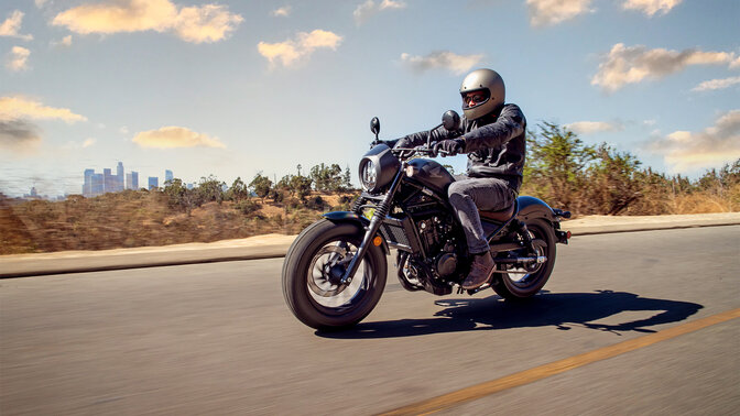 Dynamický záber z boku na model CMX500 na predmestí