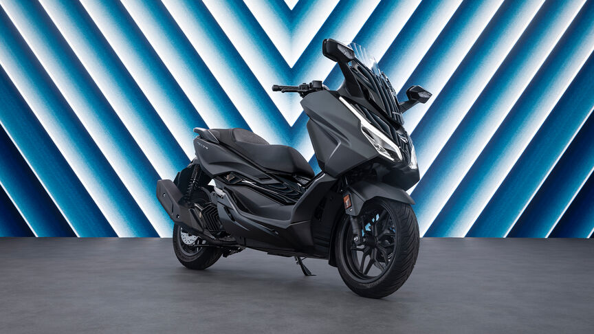 Predný trojštvrťový dynamický záber Forza 750 