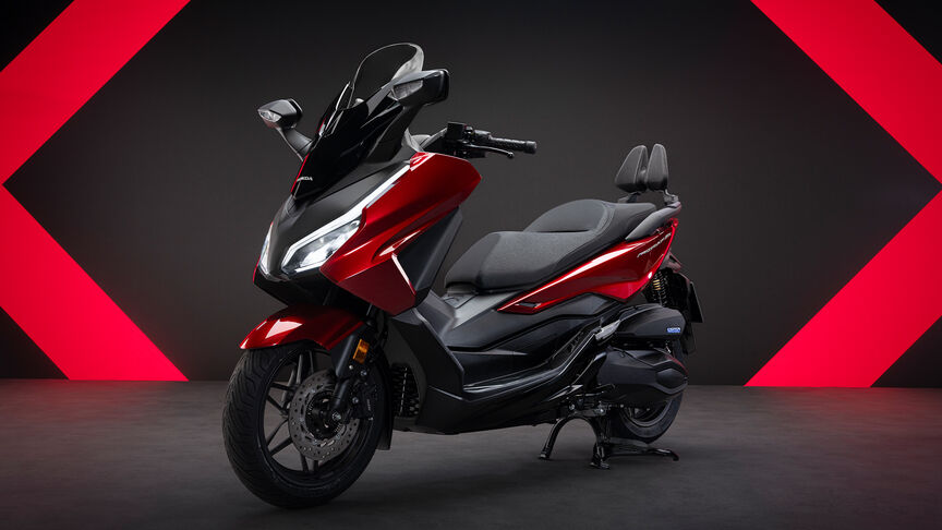 Predný trojštvrťový dynamický záber Forza 750 