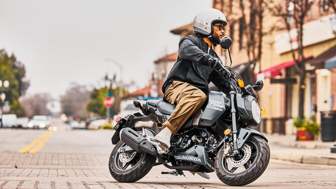 Statický bočný záber na model SH350i s jazdcom