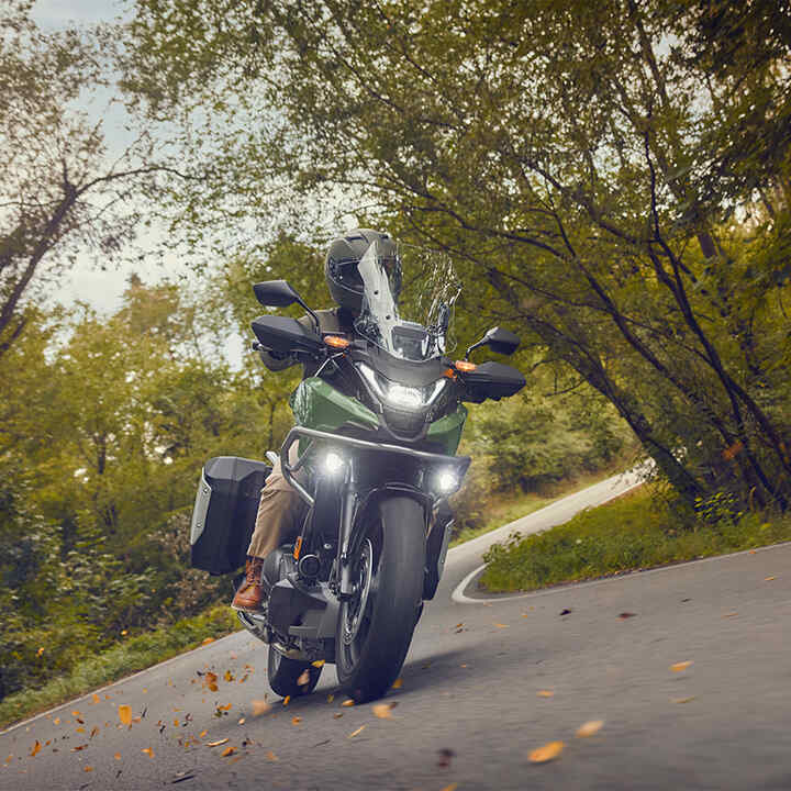 Trojštvrťový pohľad spredu na motocykel NC750X s bočnými kuframi