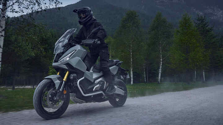 X-ADV, ZÁBER Z BOKU NA POĽNEJ CESTE