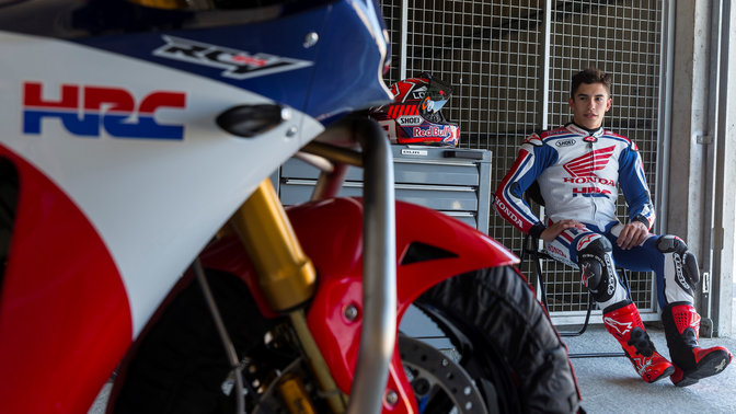 Detail pohľadu zboku na predn&eacute; kolesu RC213V-S s Marcom M&aacute;rquezom