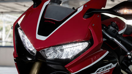 Detailn&yacute; z&aacute;ber na LED svetl&aacute; modelu Honda CBR1000RR Fireblade.
