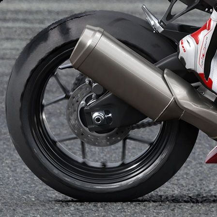 CBR1000RR Fireblade pribl&iacute;žen&yacute; pohľad na v&yacute;fukov&eacute; potrubie