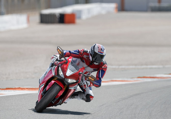 CBR1000RR Fireblade v&nbsp;ostrej z&aacute;krute