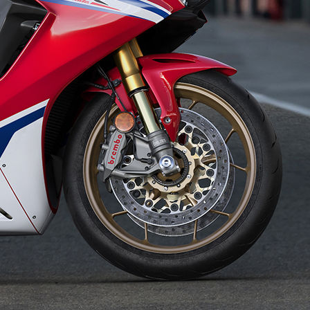 CBR1000RR Fireblade SP pribl&iacute;žen&yacute; pohľad na predn&eacute; koleso