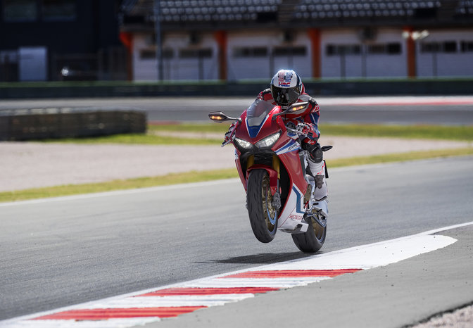 CBR1000RR Fireblade SP, troj&scaron;tvrťov&yacute; pohľad spredu z ľavej strany na pretek&aacute;rskej trati