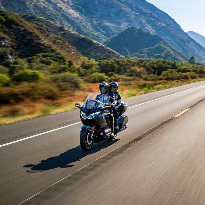 Trojštvrťový pohľad spredu na model Honda GL1800 Gold Wing Tour so spolujazdcom